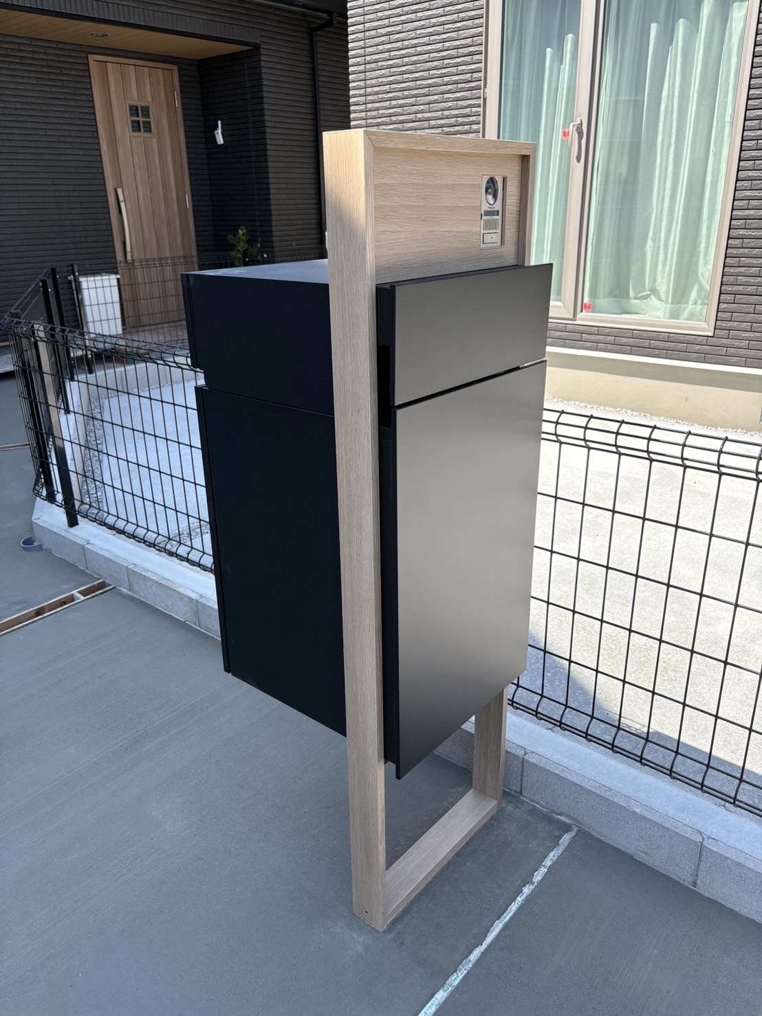 海老名市新築外構 宅配ボックス 庭 コンクリート 平板 目隠しフェンス2
