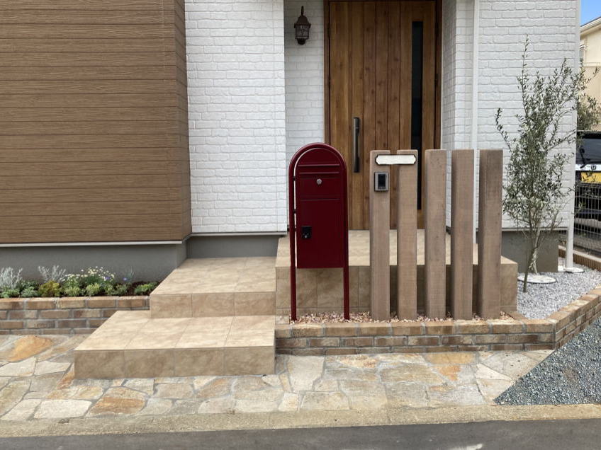 神奈川県厚木市　外構工事　おしゃれな外構　赤い宅配ボックス　セキスイエクステリアポスト　枕木　自然石