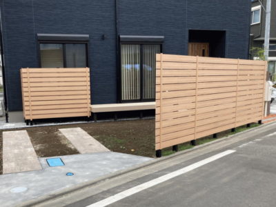 樹脂製木調目隠しフェンス施工例