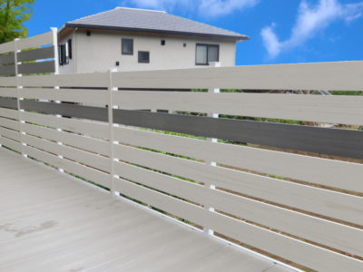 樹脂製木調目隠しフェンス施工例