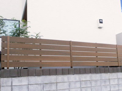 樹脂製木調目隠しフェンス施工例