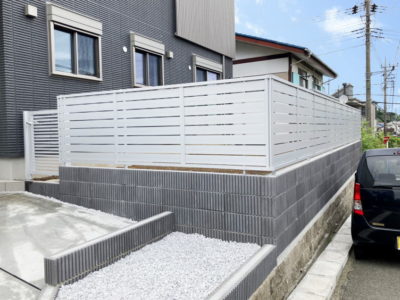 フェンス施工例　神奈川県エクステリア専門店　外構工事　見積　価格　目隠しフェンス
