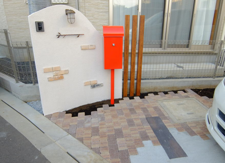 神奈川県厚木市　新築外構　門柱とポスト　赤いポスト　枕木風角材　おしゃれな玄関回り　2022