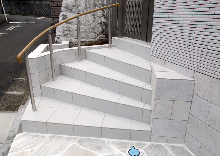 神奈川県厚木市　エクステリアパル　階段手摺　自然石　アプローチ施工例　カーポート連結　高基礎の外構　白いフェンス　3