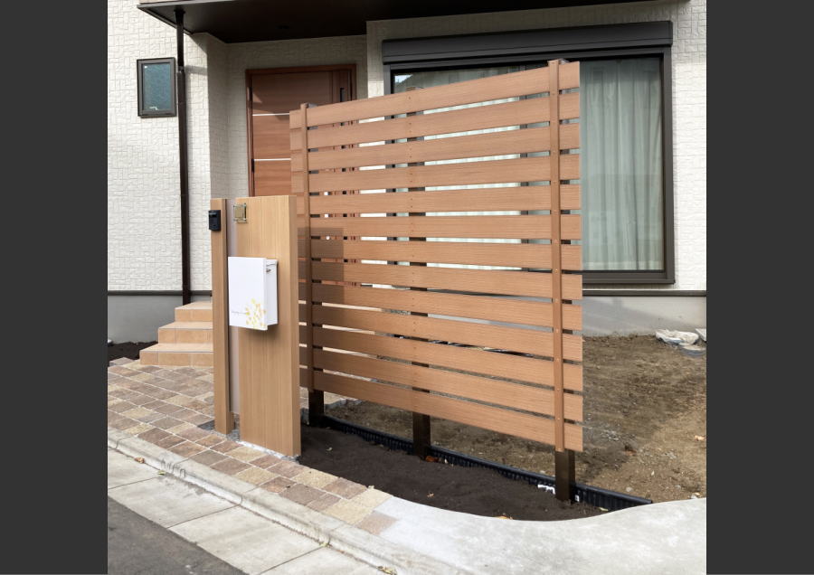 神奈川県新築外構工事　掃き出し窓の前目隠し　ルシアル機能門柱　おしゃれな門周り5115