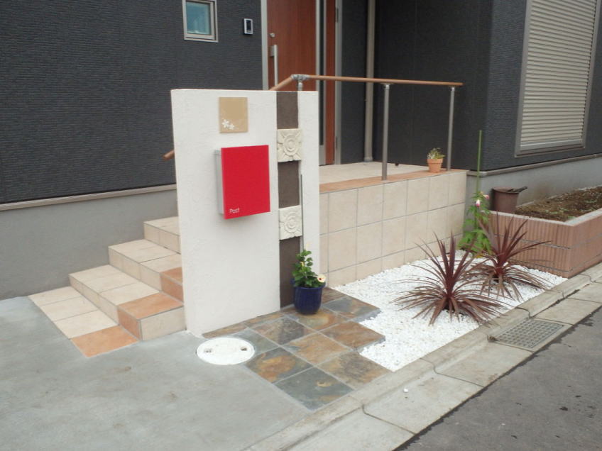 神奈川県新築外構工事　バリ風　おしゃれな門周り　赤いポスト