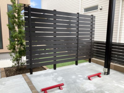 樹脂製木調目隠しフェンス施工例