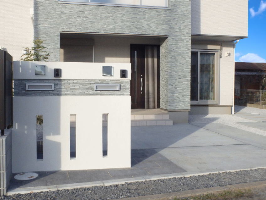 神奈川県　二世帯住宅　平板　門柱　飾りタイル　風窓　木調フェンス　縦格子　