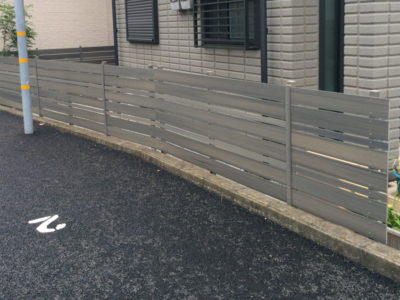 樹脂製木調目隠しフェンス施工例