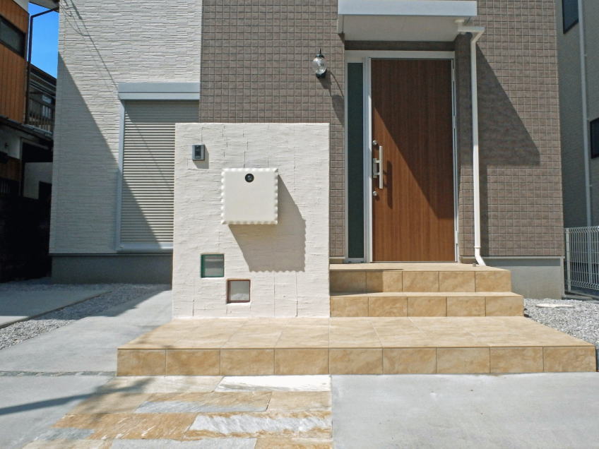 神奈川県厚木市　新築外構工事　長いアプローチ　自然石の平板　門柱ジョリパット　色のついたガラスブロック　おしゃれな門周り　