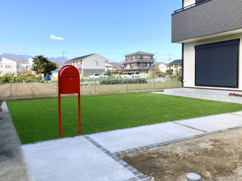 神奈川県厚木市　人工芝　シンプルデザイン　赤いポスト　セキスイエクステリアポスト　施工例