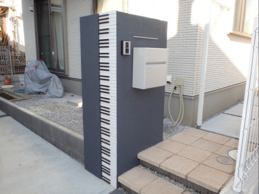 神奈川県　門柱　ピアノ教室　平板　ピアノ風デザイン　音符　鍵盤をデザイン