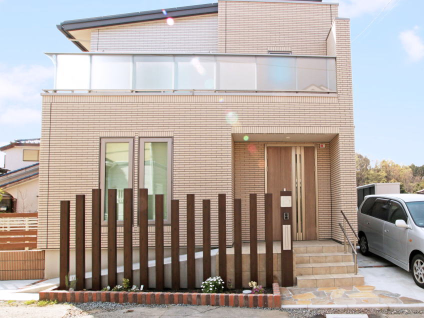 神奈川県藤沢市　新築外構工事　機能ポール　前面角柱　飾り角柱　玄関スロープ　おしゃれな外構　木調フェンス