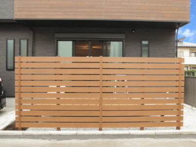 樹脂製木調目隠しフェンス施工例