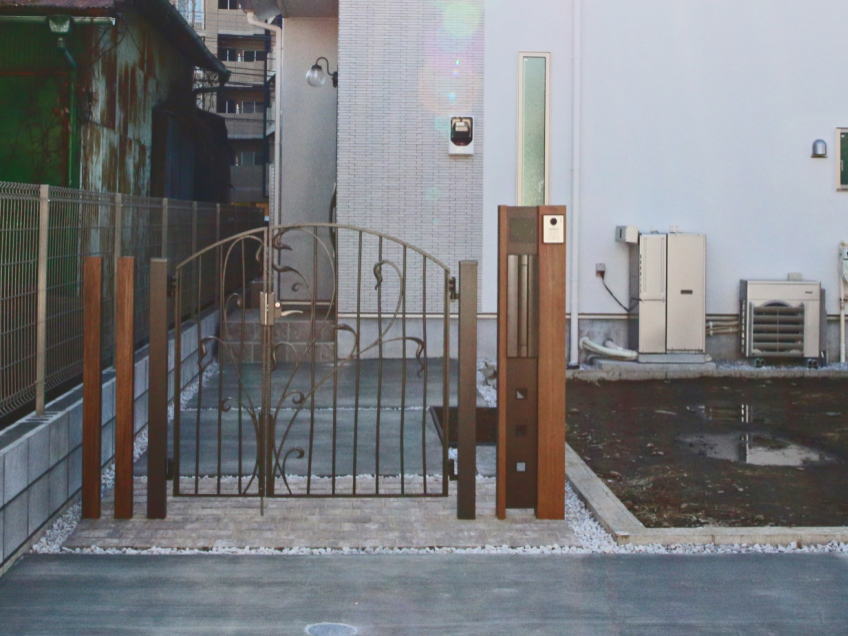 神奈川県新築外構工事　鋳物門扉　おしゃれな門周り　洋風