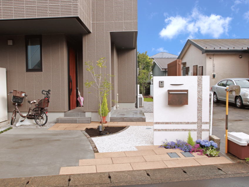神奈川県　門柱　ポスト　二世帯住宅　タイル　平板　樹脂舗装材