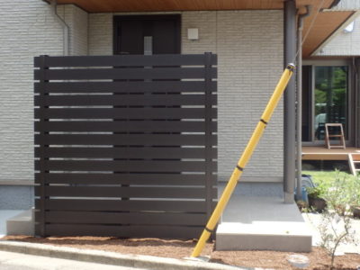 樹脂製木調目隠しフェンス施工例