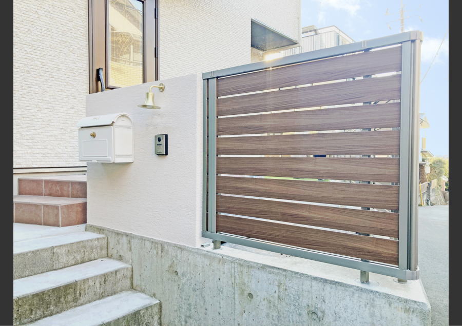 神奈川県座間市　新築外構施工例　白いポスト　おしゃれな照明　木目調の目隠しフェンス　明るい外構