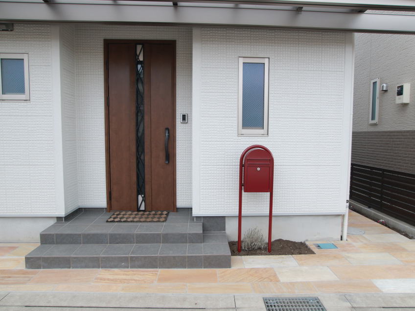 神奈川県厚木市　新築外構工事　赤いポスト　自然石乱貼り　Uスタイル　屋根　玄関前の屋根　アプロ―チ屋根