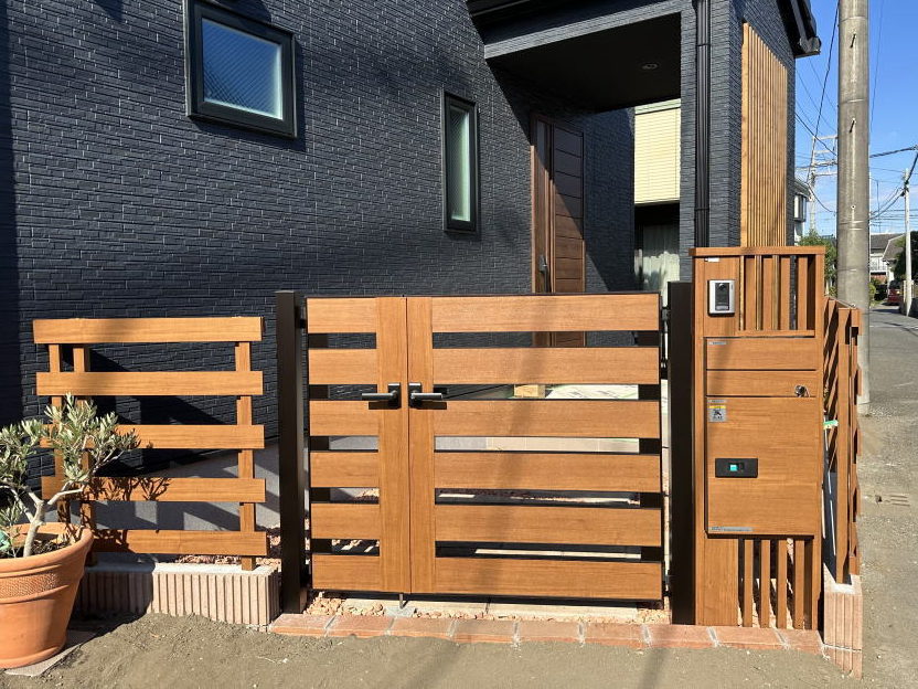 木調形材門扉施工例　Ｉ様邸