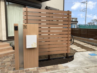樹脂製木調目隠しフェンス施工例