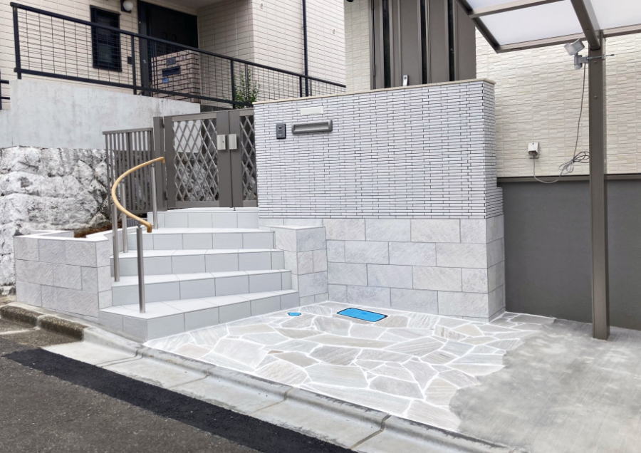 神奈川県厚木市　エクステリアパル　階段手摺　自然石　アプローチ施工例　カーポート連結　高基礎の外構　白いフェンス　7