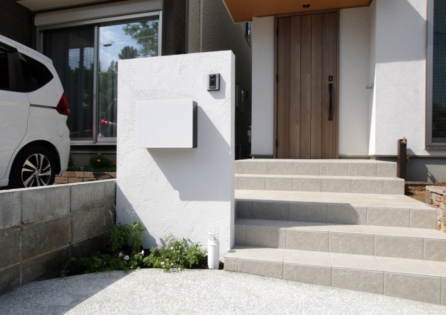 神奈川県大和市　新築外構工事　施工例　自然石タイル　土留め　飾り　土留めにタイル　ポスト4