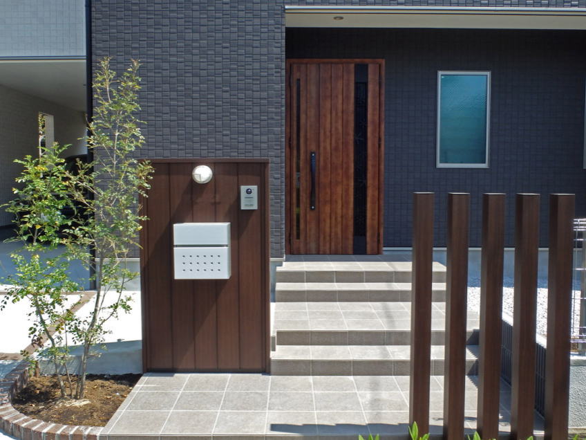 神奈川県　新築外構工事　アプローチ　YKK　ルシアス門柱　枕木　木調角柱　玄関回り　広いアプローチ　おしゃれな立水栓