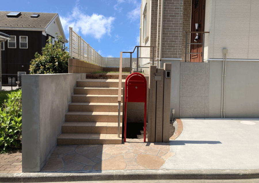 神奈川県　高台外構施工例　赤いポスト　コンクリート製枕木に表札　自然石アプローチ大関邸3