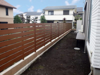樹脂製木調目隠しフェンス施工例