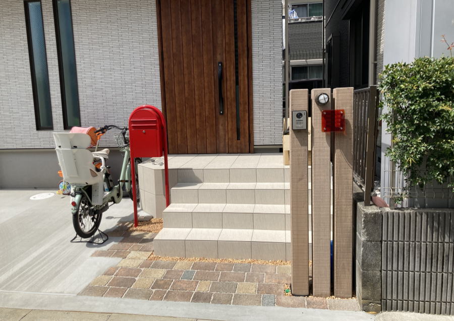 神奈川県海老名市　外構工事　アプローチ　おしゃれなインターロッキング　赤いポスtお　セキスイエクステリアポスト　枕木に表札　ガラスサイン1