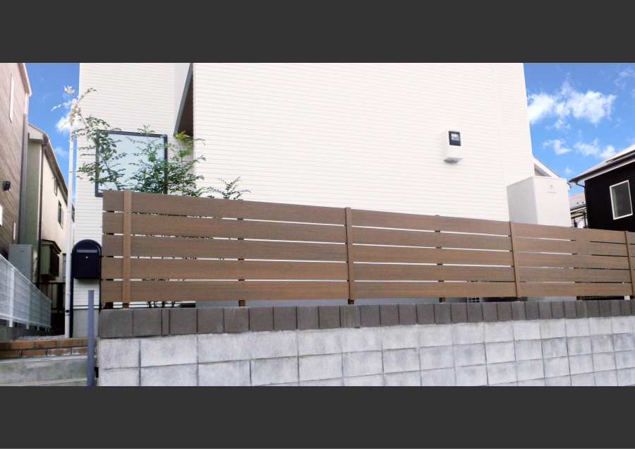 神奈川県　外構工事　新築　施工例　木調フェンス　ボンボビ　青いポスト　おしゃれなアプローチ　階段手摺　高台1