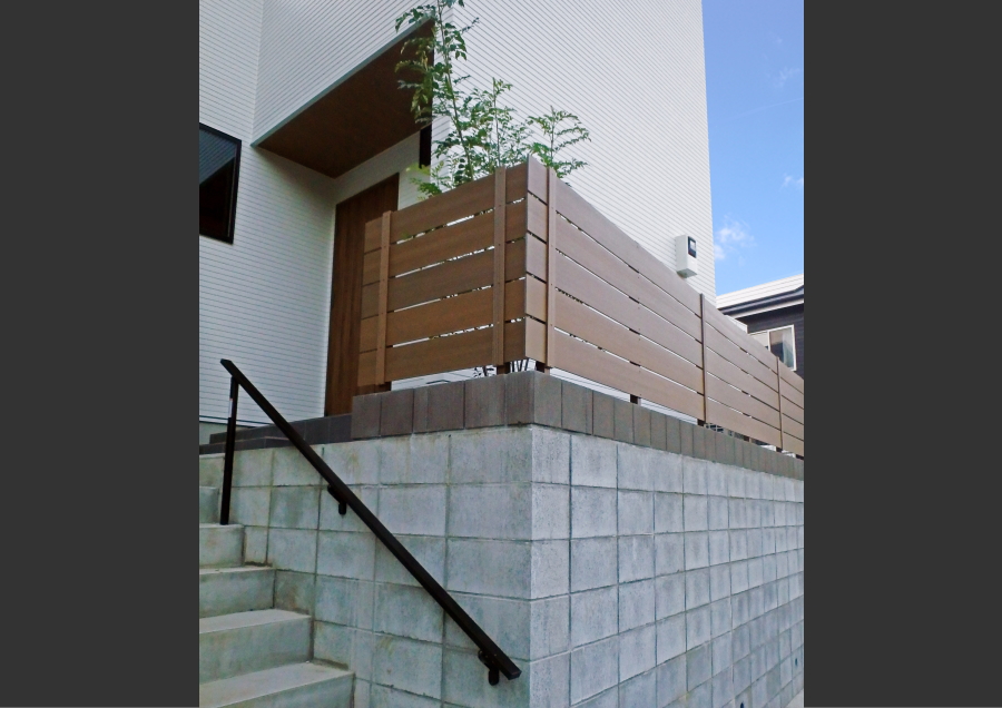 神奈川県　外構工事　新築　施工例　木調フェンス　ボンボビ　青いポスト　おしゃれなアプローチ　階段手摺　高台3