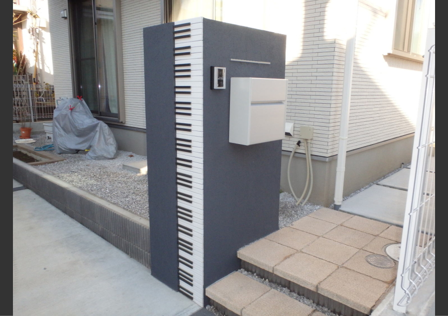 神奈川県綾瀬市　外構工事施工例　音楽教室　鍵盤デザイン　門柱　オリジナルデザイン　音符　外構　家周り　鍵盤も門柱2
