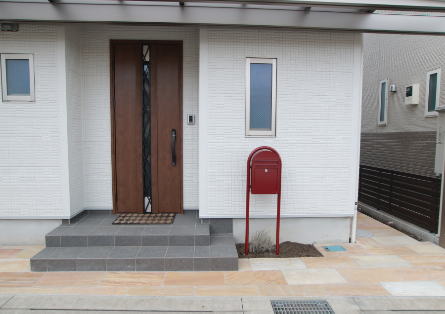 神奈川県　新築外構　アプローチ　自然石平板　おしゃれな照明施工例　ガーデンテラス　タイル施工例　Uスタイル 施工例3