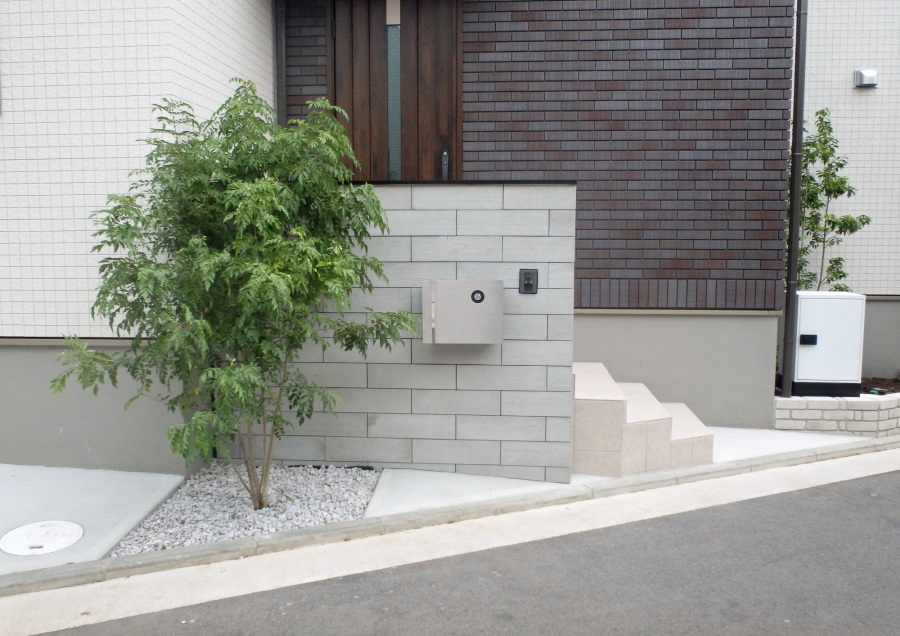 神奈川県茅ケ崎市　外構工事施工例　新築外構　　コンクリート打ち放し　タイル　1