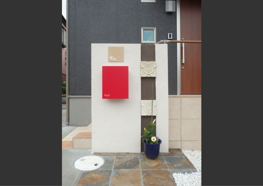 神奈川県厚木市　外構工事　施工例　バリ風　南国風　飾りタイル　赤いポスト　新築外構1