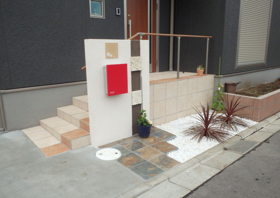 神奈川県厚木市　外構工事　施工例　バリ風　南国風　飾りタイル　赤いポスト　新築外構