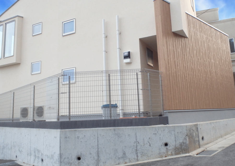 神奈川県厚木市　外構工事施工例　車庫　アプローチ　おしゃれ　洗い出し施工例　自然石平板