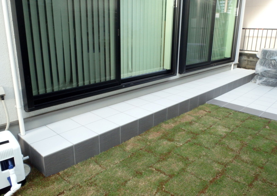 神奈川県外構工事　ルシアスウォール施工例　白いレンガ　ガーデンテラス　犬走りタイル貼　自然石アプローチ　芝生6