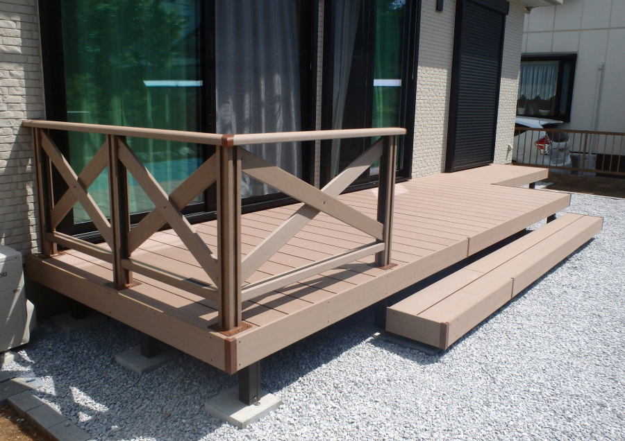 神奈川県　新築外構工事　機能門柱　人工木デッキ施工例　玄関回り　庭工事　2