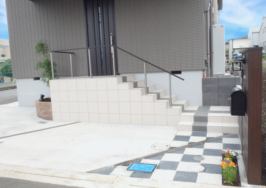 神奈川県厚木市　外構工事施工例　ルシアスウォール　YKK　人気の機能門柱　おしゃれな外構　アプローチ平板デザイン2