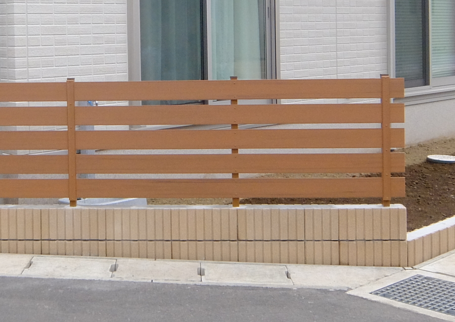 神奈川県海老名　木目調フェンス施工例　インターロッキング　化粧ブロック　明るい木目調施工例　1