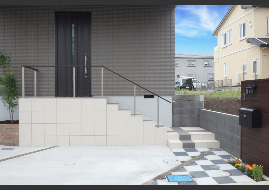 神奈川県厚木市　外構工事施工例　ルシアスウォール　YKK　人気の機能門柱　おしゃれな外構　アプローチ平板デザイン6