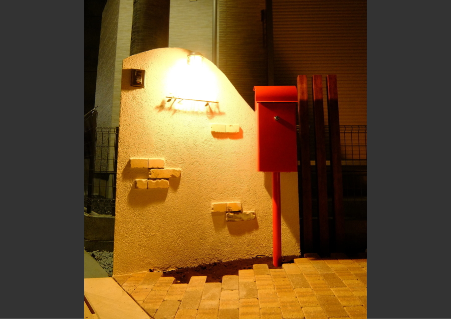 神奈川県　新築外構工事　おしゃれな外構　庭人工木デッキ　目隠し　カーテンレス　赤いポスト施工例　枕木とレンガのアプローチ2