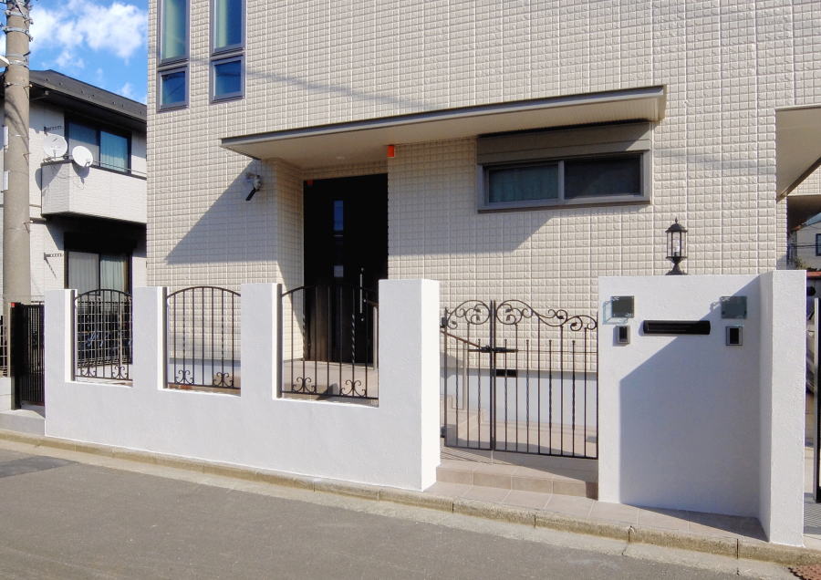 神奈川県厚木市　ヨーロピアン風　白が基調の外構　クローズスタイル　閉鎖型外構3