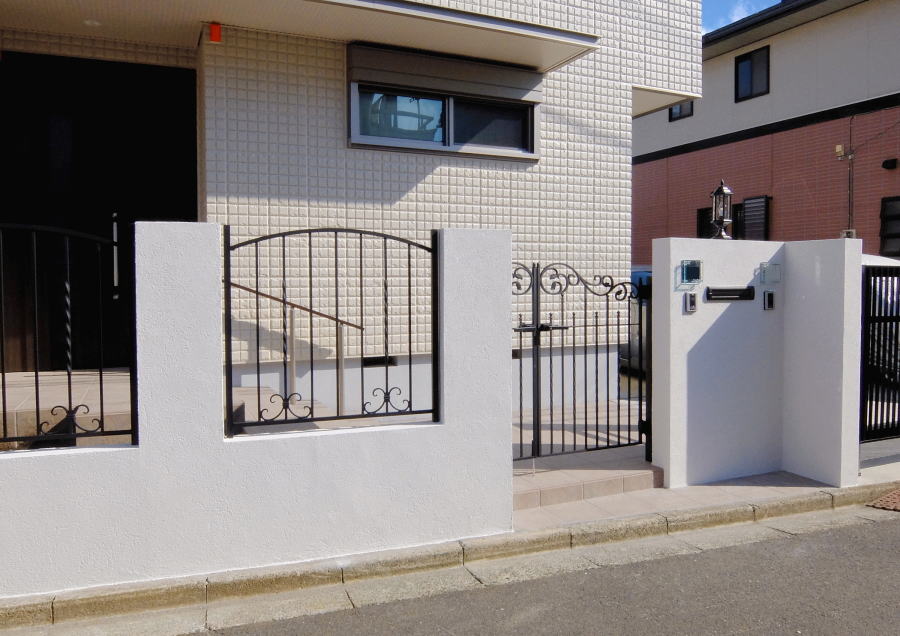 神奈川県厚木市　ヨーロピアン風　白が基調の外構　クローズスタイル　閉鎖型外構2