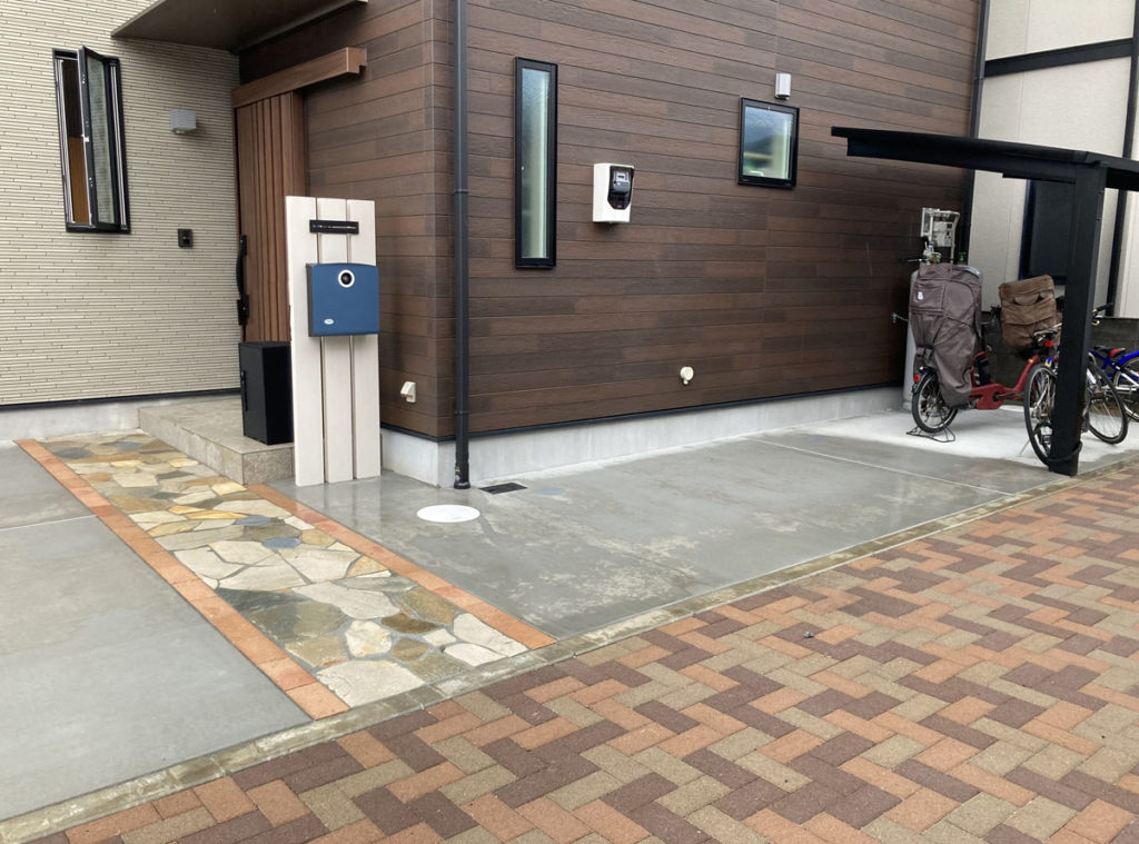 神奈川県厚木市　海老名市　外構工事施工例　自然石　アルミ角材　サイクルポート
