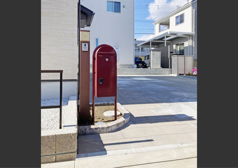 神奈川県厚木市　赤いポスト施工例　　白いフェンス　目隠しフェンス1