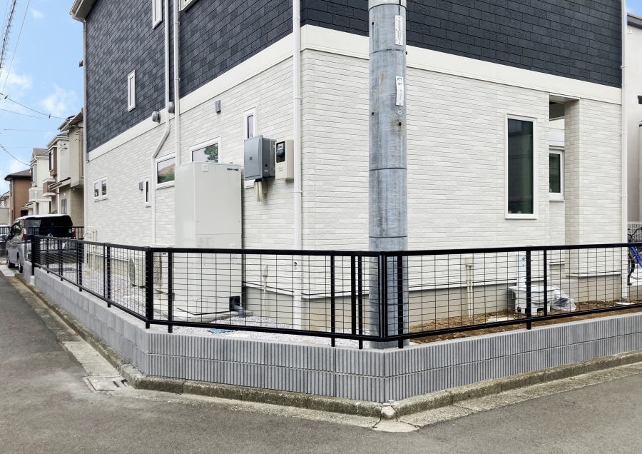 神奈川県厚木市　セキスイポスト　緑の生える緑のポスト施工例　白とグレーのコントラスト　新築外構6